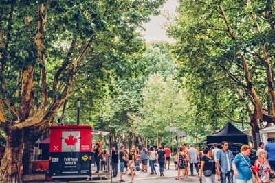 Gäste am Frittenwerk Foodtruck auf Firmenevent