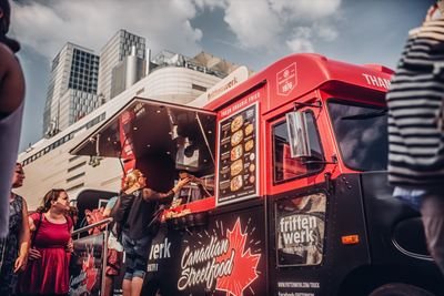 Poutine und Fritten Zubereitung im Foodtruck